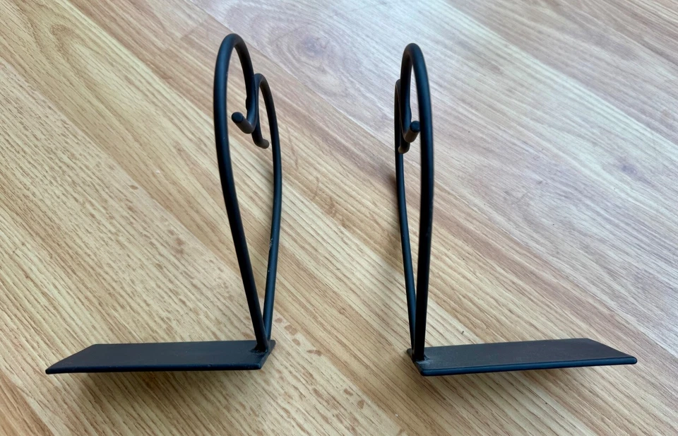 Juego vintage de extremos de libro decorativos de corazón de hierro negro Foto 4 de 4