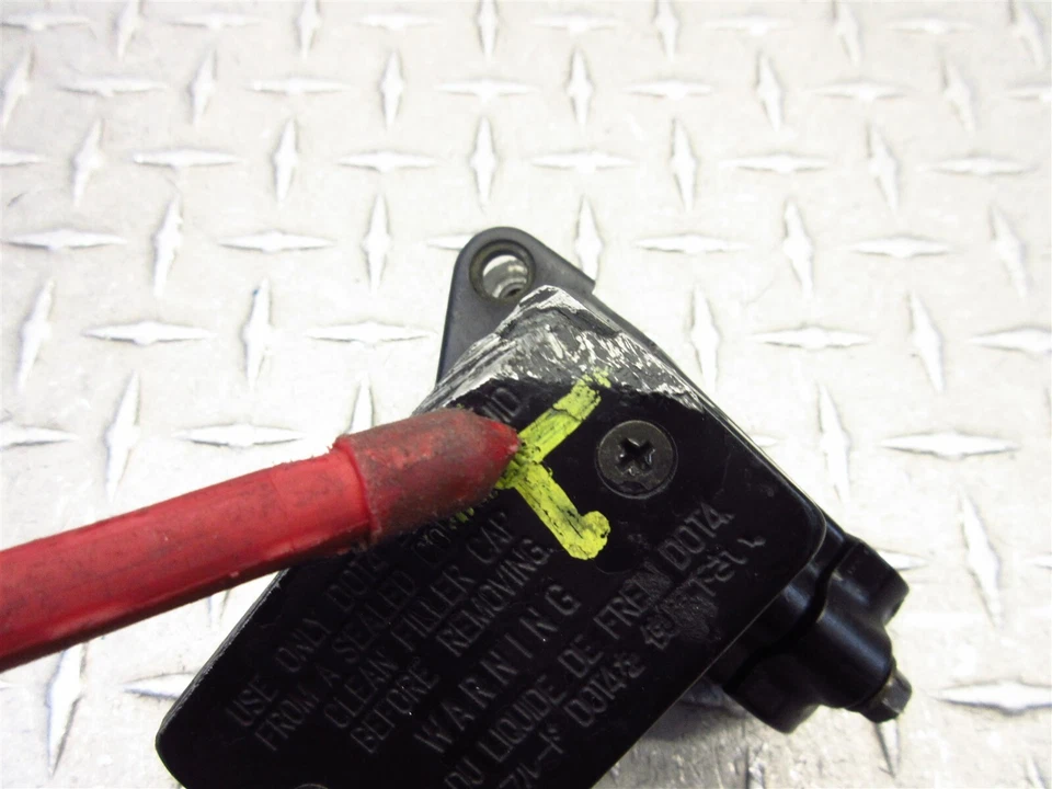 98-06 Suzuki Katana GSX750F GSX750 2005 cilindro maestro de freno delantero OEM Foto 3 de 4