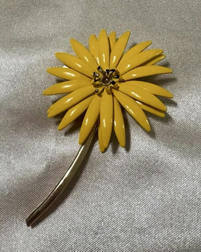 Crown Trifari Vintage Yellow Enamel Flower Brooch Pin Gold Tone
