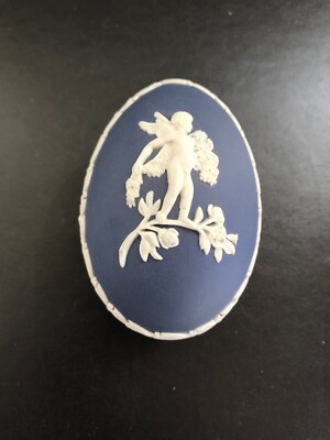 Wedgwood Portland blau Jaspis Ware Ei mit Amor auf der Oberseite Schmuckschatulle