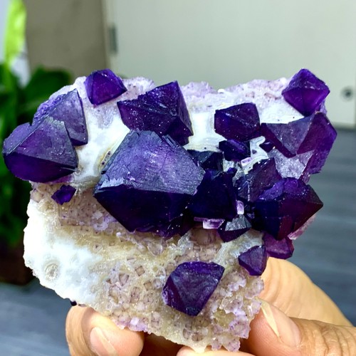 Esemplare minerale cristallo a grappolo di fluorite ottaedrica viola naturale 91G - Foto 8 di 23