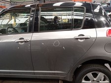 6800462J00 PORTE ARRIERE GAUCHE / 6450828 POUR SUZUKI SWIFT III MZ, EZ 1.3 RS