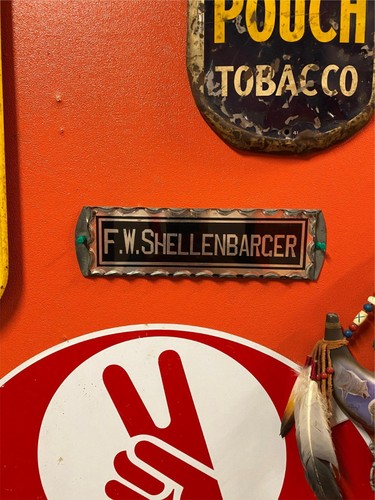 Antiguo letrero de vidrio pintado al revés de colección años 20 F.W Shellenbarger ojo privado