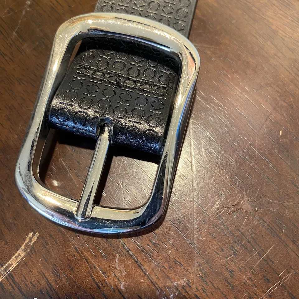 "Cinturón de cuero de vestir con logotipo de firma de CK Calvin Klein para hombre talla M 40"" con hebilla" Foto 3 de 4