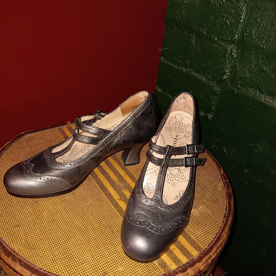Kumfs Pewter leather T-strap Maryjane kitten heels with brogue detailing size 38