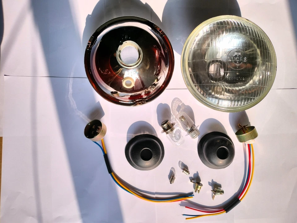 2 Headlamp 7" Inch Lucas 700 & Pilot RHD Headlight Bulb With Holder - Image 4 of 4