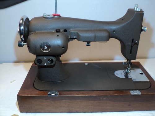 Vintage NSMCO Homecrest sewing machine MDL- R40 works perfect with carry case - Picture 9 of 19