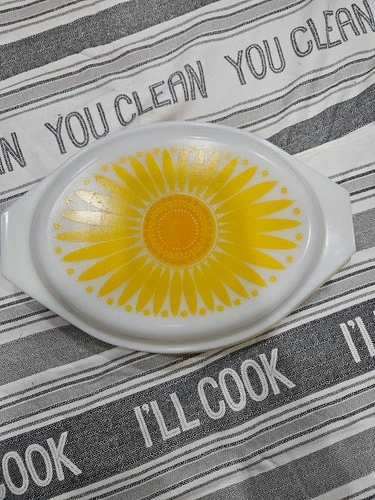 Vintage Pyrex 045 Yellow Sunflower Daisy Casserole Dish with  Lid Excellent