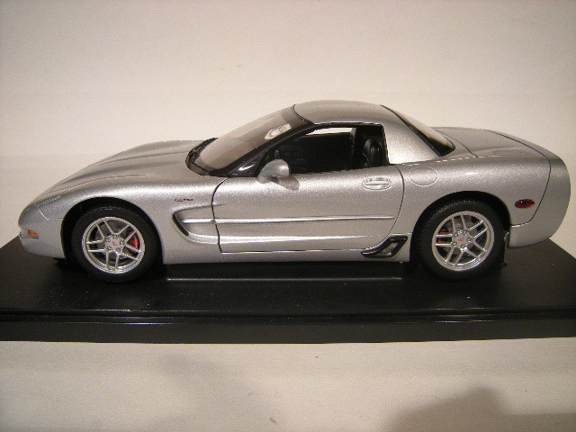 2001 CHEVROLET CORVETTE Z06 C5 SEBRING SILVER by AUTOart 1 2001 CHEVROLET CORVETTE Z06 C5 SEBRING SILVER by AUTOart 1