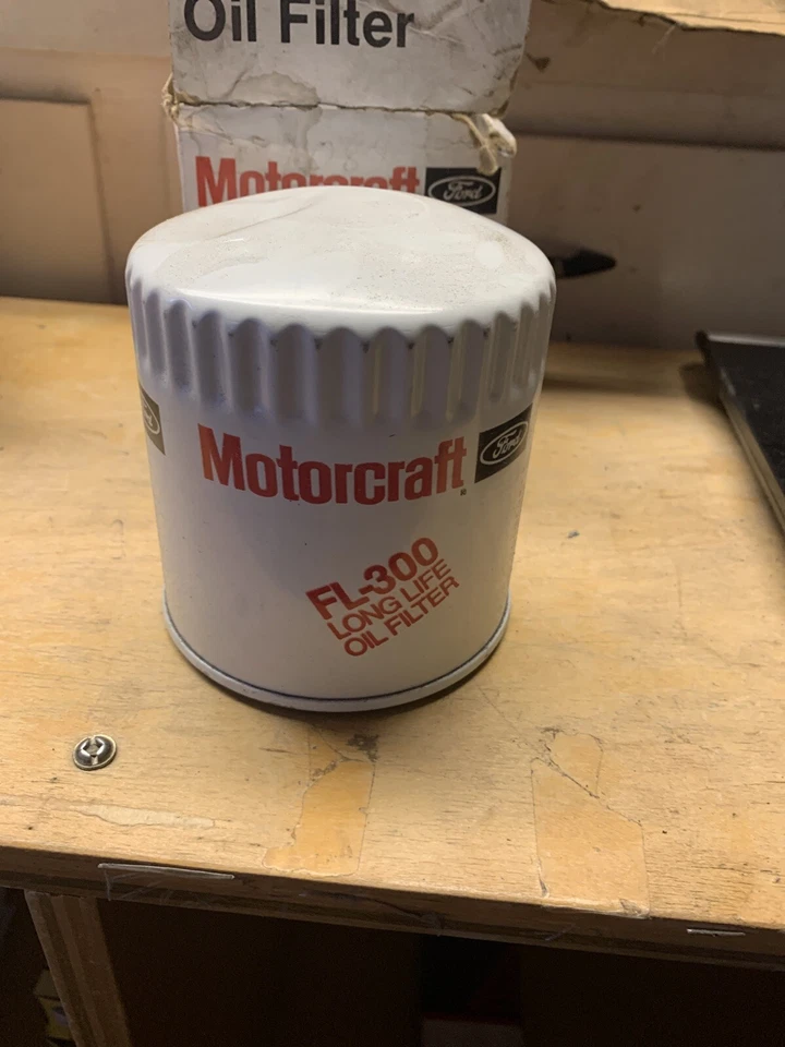Filtro de aceite de motor giratorio genuino Motorcraft FL-300 D4ZZ-6731-B Foto 2 de 4