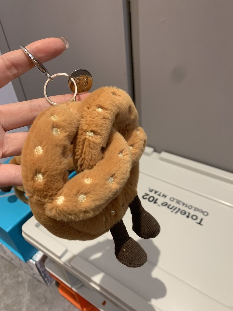 ぬいぐるみ  pretzel bag charm Jellycat Amuseable Pretzel Bag Charm – Plush Keychain | eBay