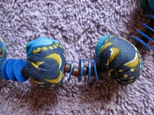 Collana di perle avvolte in tessuto; dischi; piccole perle rotonde; blu; goccia 8" - Foto 7 di 11