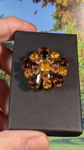 Spilla vintage in vetro con strass taglio brillante, in confezione regalo. 34mm - Foto 4 di 13