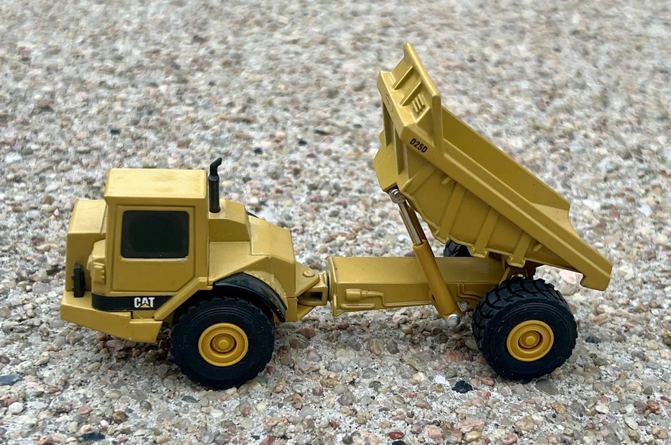 Camión de volteo para vehículos de construcción fundidos a presión 2 ERTL CAT 1:64 D25D y rascador 613C Foto 4 de 4