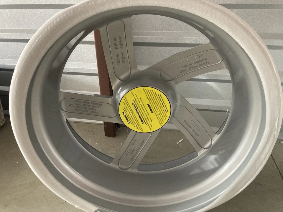 Rueda Lexani Vestavia 24x9 Personalizada Perforada Plateada Mecanizada Cara con Labio Inoxidable Foto 3 de 4