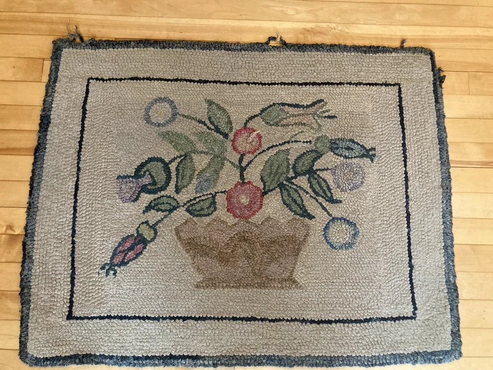 Vintage Antique decorative floral Primitive American hooked rug 36" x 28" - Image 3 of 4