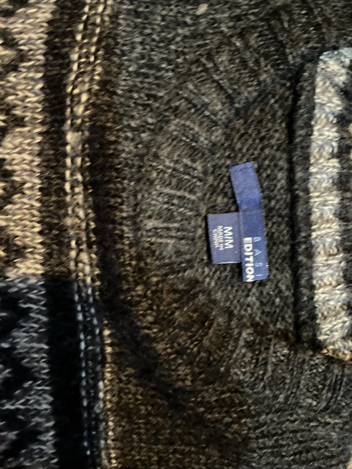 Basic Editions Med Men’s Sweater  Gray Snowflake Design  - Image 2 of 4