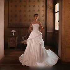 Elegant Strapless Sweetheart Neck Wedding Dress with Pleated A-line Bridal Gown