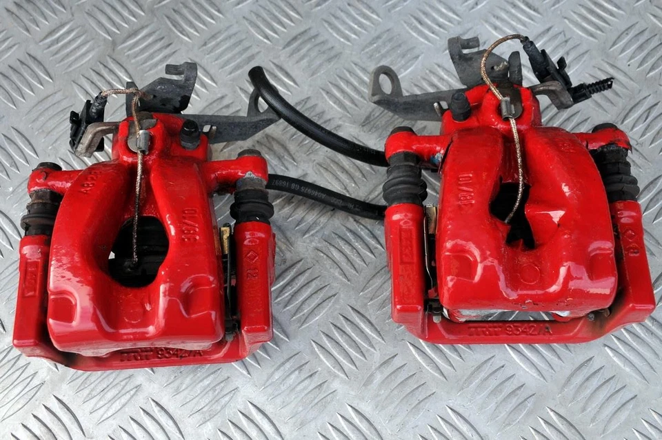 Alfa Romeo Giulietta upgraded red rear brake calipers pair TRW A823 - Image 2 of 4