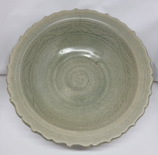 Vintage Sisatchanali Thai antique Style Green Cracked Glazed Foliate Rim Dish