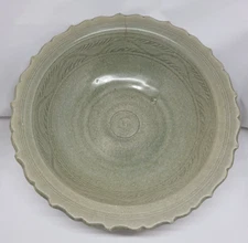 Vintage Sisatchanali Thai antique Style Green Cracked Glazed Foliate Rim Dish