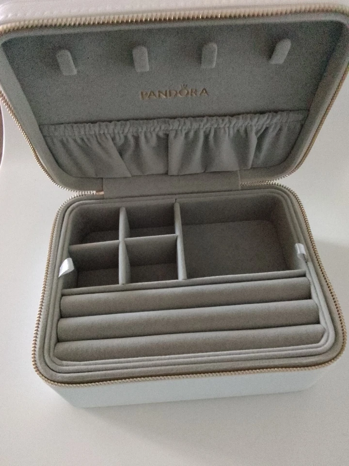 "PANDORA" BELLISSIMO COFANETTO PORTAGIOIE ECOPELLE BIANCO🤍 NUOVISSIMO originale - Immagine 2 di 4