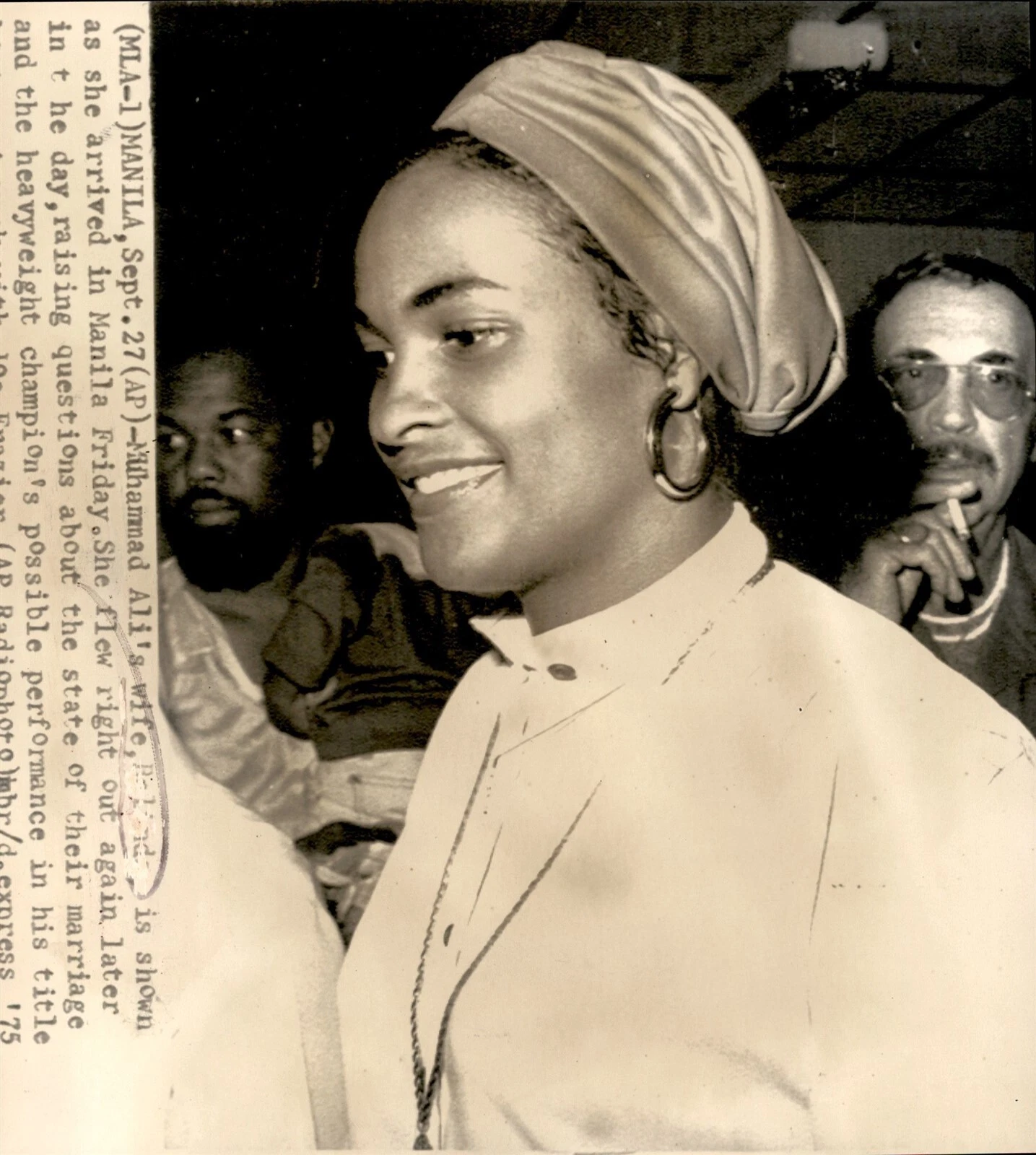 lg49 1975 AP ワイヤー フォト ボクシング チャンプ ムハマド アリ 妻 ベリンダ 到着 マニラ - 画像1/2