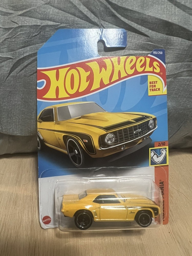 2022 Hot Wheels MUSCLE MANIA 2/10 '69 Copo Camaro 193/250 (Yellow)