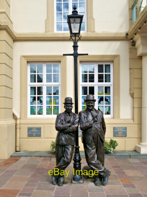Foto 6x4 ''Here's Another Nice Mess'' The statue of Laurel and Hardy outsi c2020