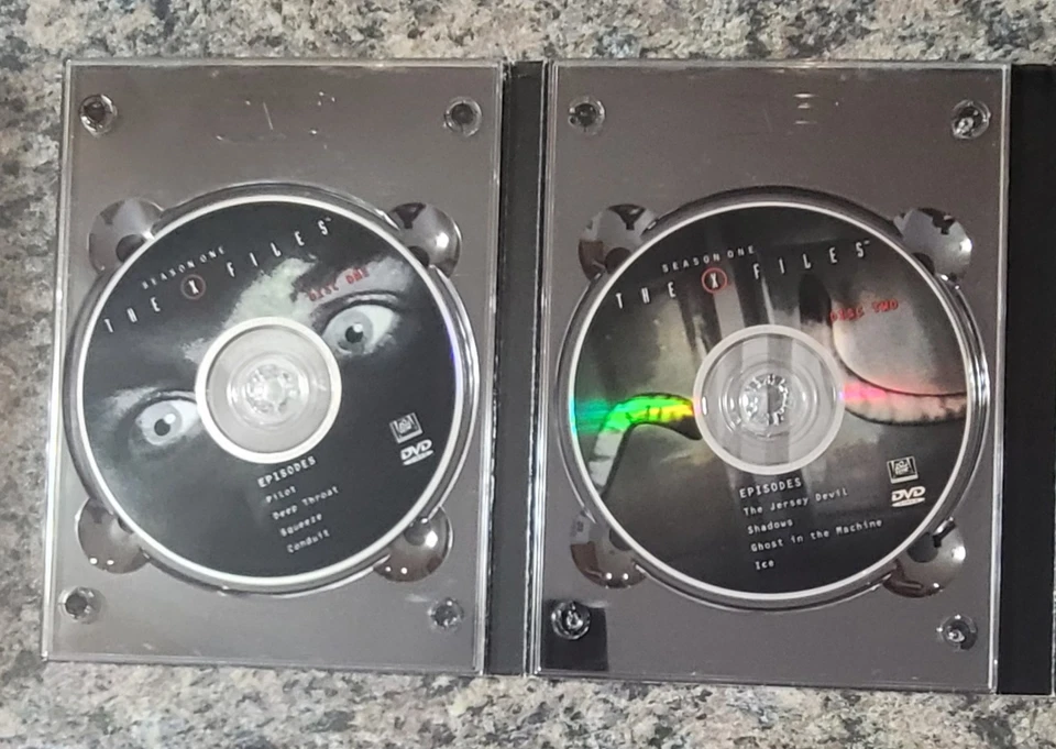 The X-Files The Complete 1st & 2nd Season 1,2 Collector's Edition DVD W/Inserts - Image 4 of 4