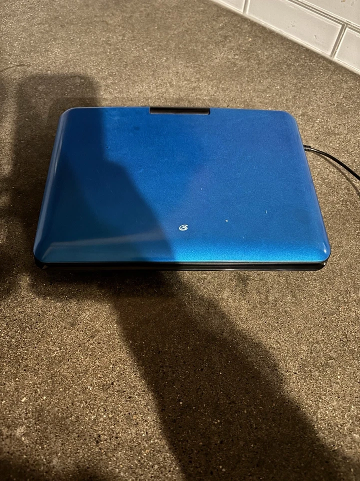 Reproductor de DVD portátil GPX con pantalla giratoria y adaptador de corriente Foto 4 de 4