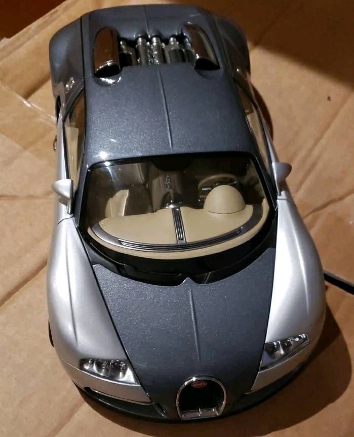 AUTOart Bugatti EB 16.4 Veyron Genf 2003 Grey Silver 70902