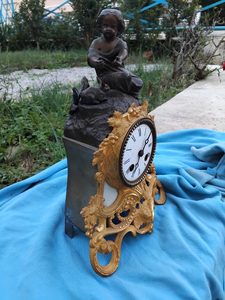 ancienne pendule bronze et marbre et  régule doré avec un enfant patine bronze - Photo 2/4