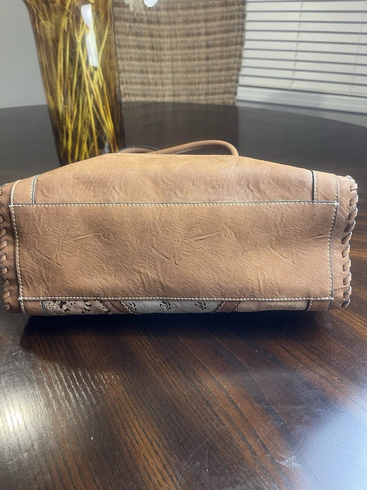 Mariposa Cartera Bolso de Hombro Tostado Agujero Perforado Floral, Dos Correas De Colección Foto 4 de 4