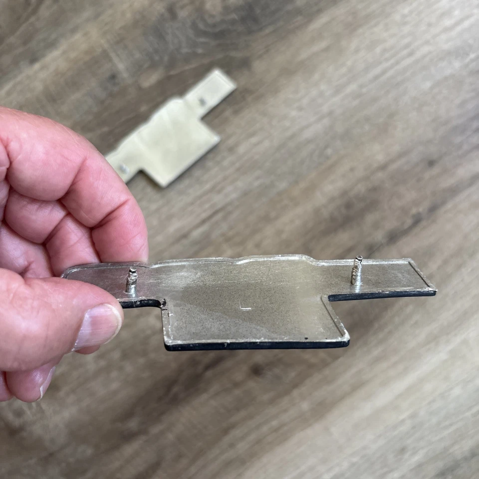 Par de emblemas de cubierta lateral usados Kawasaki 1976 KZ900-B1 900 LTD L y R Foto 4 de 4