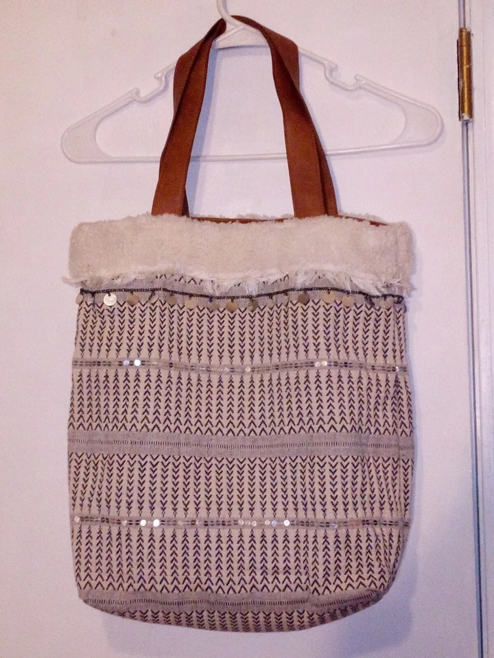 mossimo cream colored bag with fur trim in good condition - Image 2 of 2