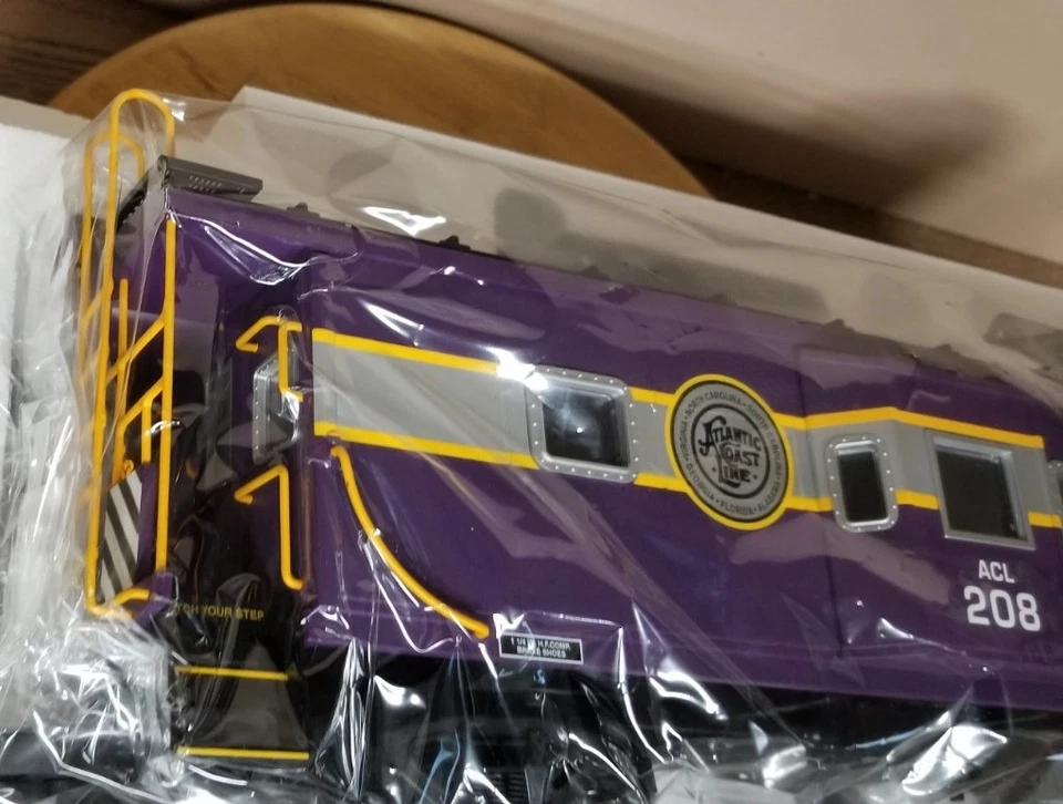 ATLANTIC COAST LINE Bay Window Caboose, USA trains #R12061 (208), Brand New, NOS - Image 4 of 4