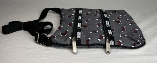 LeSportsac klassische Kylie-Umhängetasche mit dreifachem Reißverschluss Freizeittasche, Terrier Hund, gebraucht, in einwandfreiem Zustand - Bild 9 von 15