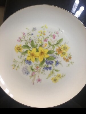 Vintage (1950) Gildhar Ltd Fine China Complete 8 Place Setting. Model #6199
