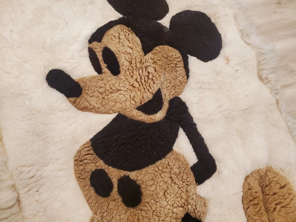 Alfombra o colgante de pared de lana de piel de oveja MICKEY MOUSE de colección rara de Disney - 33"x48" Foto 3 de 4