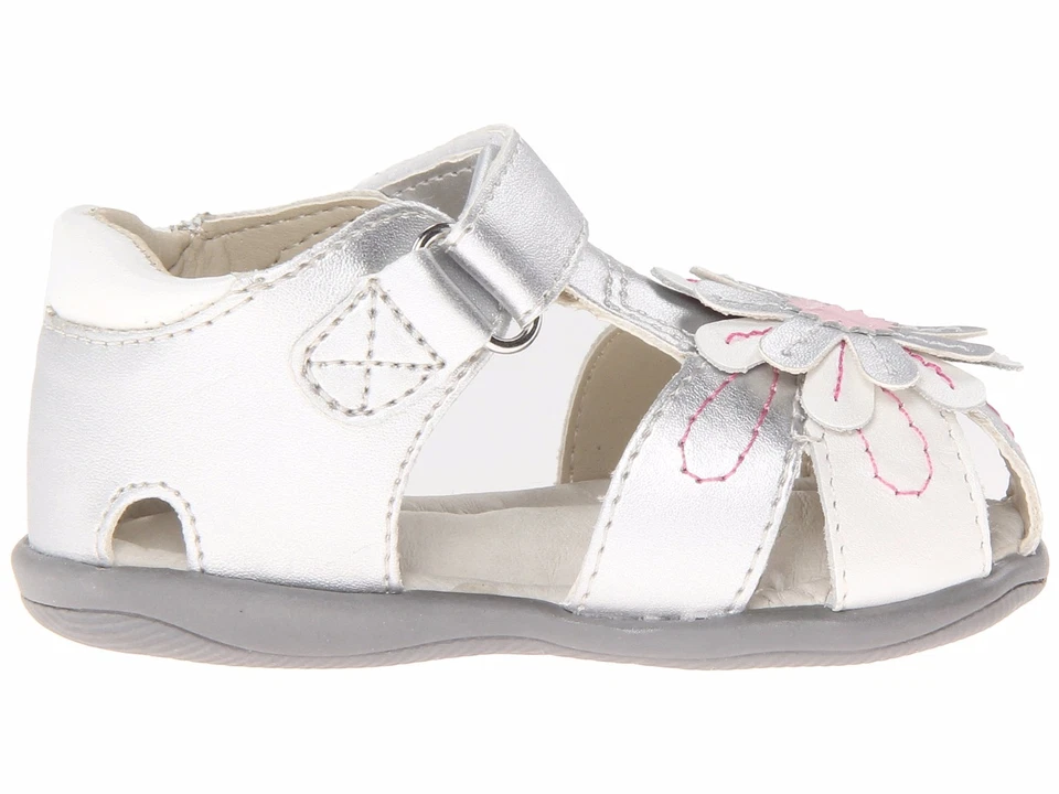 Sandalias Plateadas y Blancas Punta Cerrada Niñas Pequeñas Sandalias Umi Infantes Talla 6 1/2 Foto 2 de 4