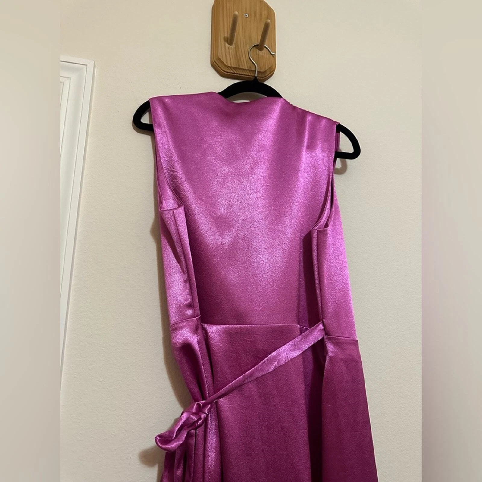 Abito Maje rosa raso midi senza maniche avvolgente con volant taglia L San Valentino Barbie matrimonio