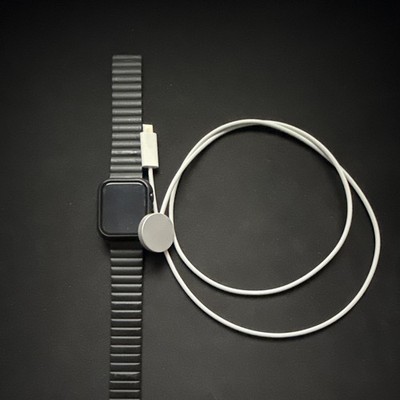 Apple Watch SE (2. Generation) 44 mm Schwarz mit Silikonarmband & Ladekabel