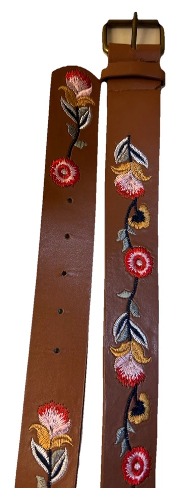 Cinto marrom com flores bordadas aplicadas couro sintético 39” longo serve 35”-37” - Imagem 2 de 4