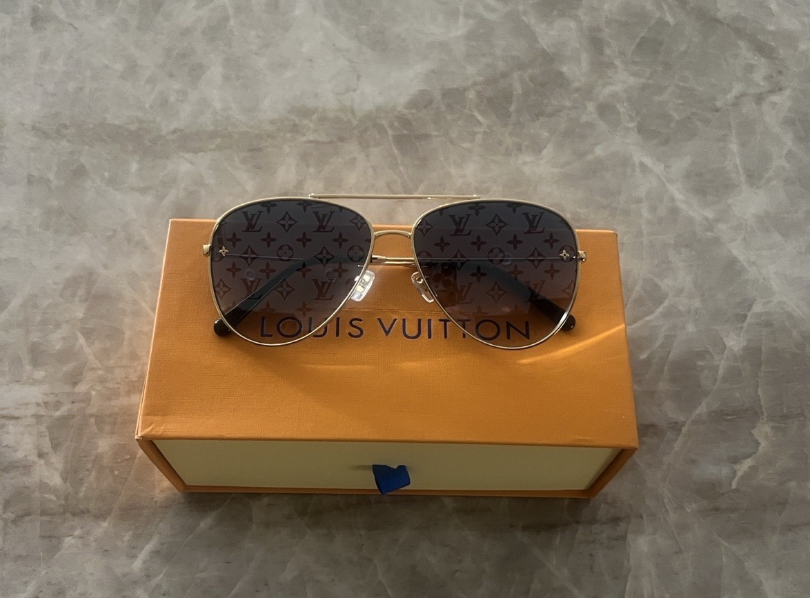 LOUIS VUITTON ゴールド アビエイターサングラス Authentic. Louis Vuitton Aviator Pilot Light Monogrammed Gold