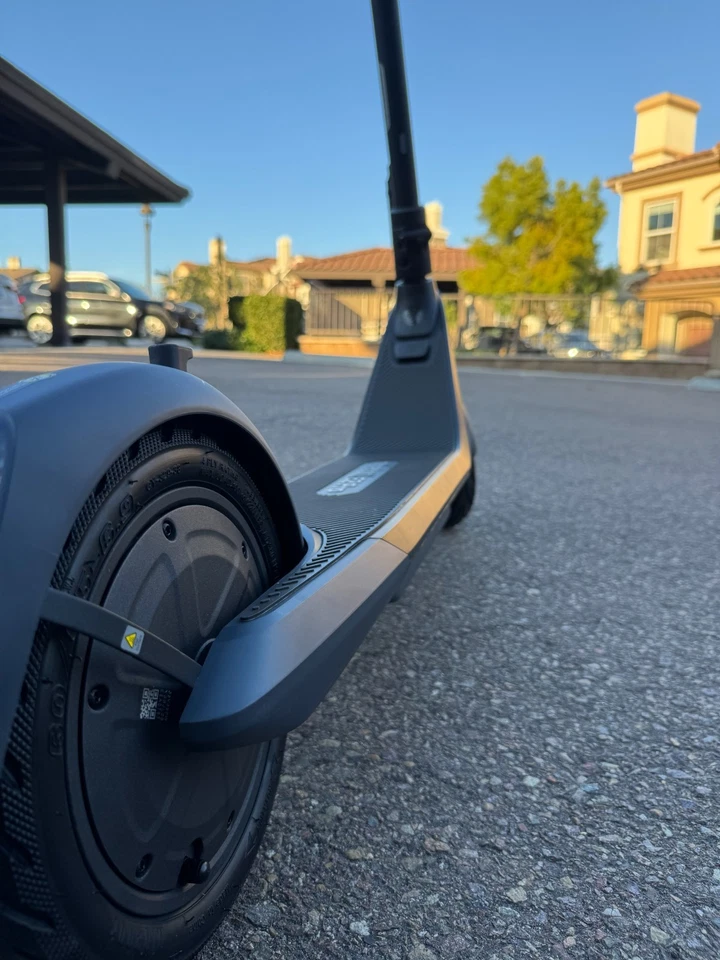 Segway Ninebot E2 Pro 电动滑板车 带 21.7 英里 最大操作范围 二手 — 第 4/4 张图片