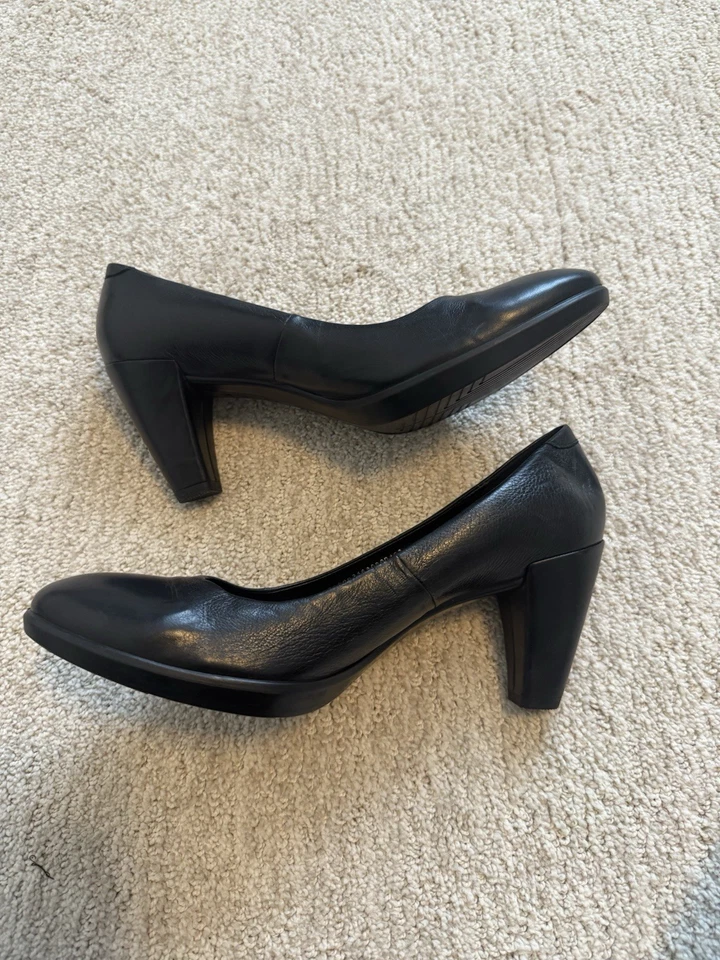 Sapatos confortáveis ECCO formato couro preto 3 polegadas salto bomba tamanho UE 39 EUA 8 8.5 EUC - Imagem 3 de 4