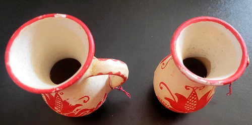 Par-Mini Jarras de Cerámica de 4,5"-Cruets con Platillos; Rojo Floral; Rústico Decorativo - Imagen 10 de 24