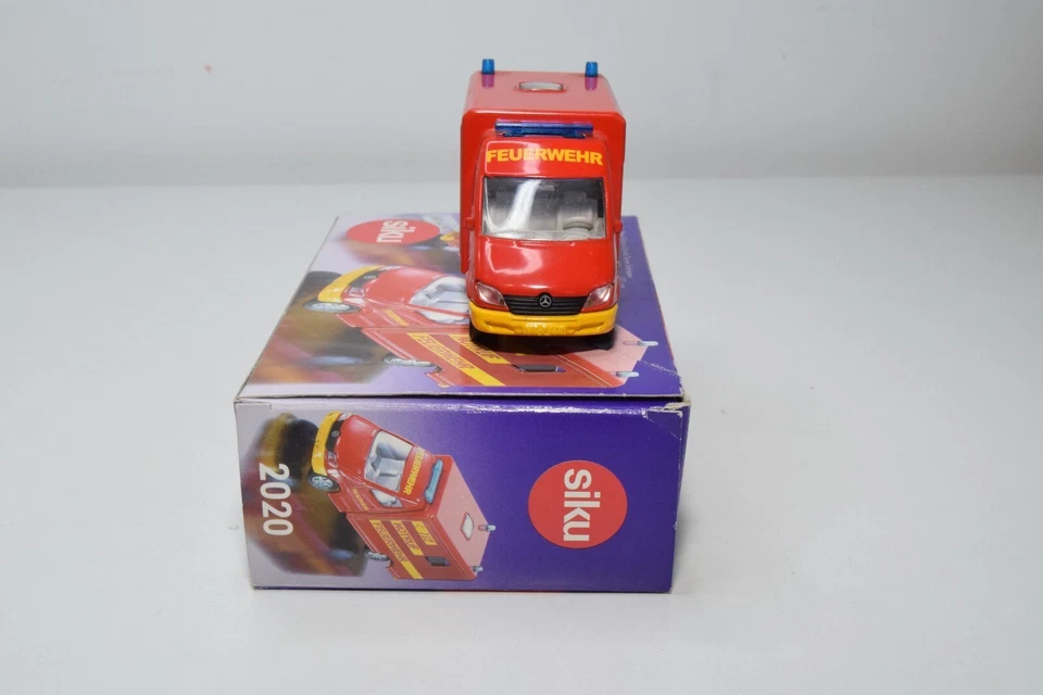 B67 1:55 SIKU 2020 MERCEDES-BENZ RTW CON MALETERO FURGONETA DE RESCATE BOMBEROS SIN USAR, EN CAJA 2 Foto 4 de 4