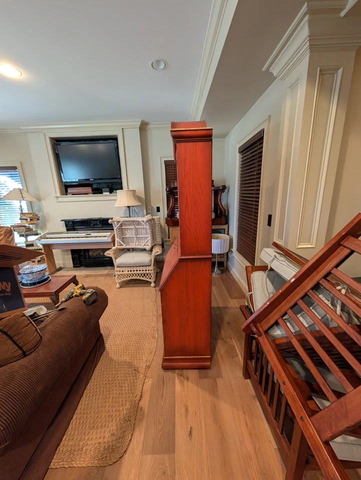 Antiguo Escritorio Secretaria Rojo y Dorado con 3 Cajones y 2 Estantes y Cerraduras Foto 2 de 4